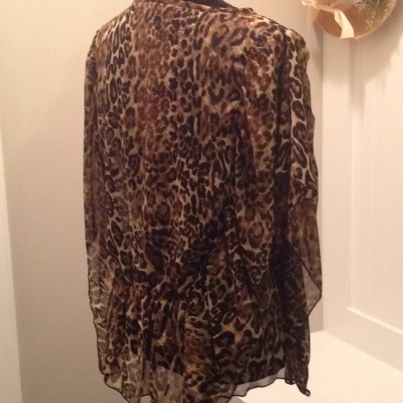 Animal print top with butterfly sleeve - Picture 5 of 6
